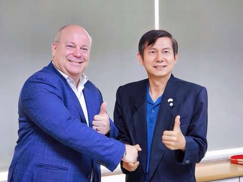 总经理_Chris_Roberts与观光旅游局局长合影
