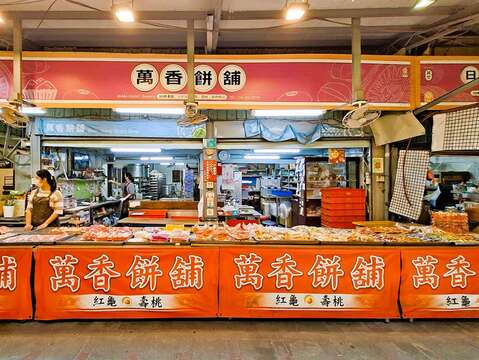 东菜市场内的万香饼舖从祭祀用的糕饼、粿点,到常日的包子点心,一应俱全。(张耘书拍摄)