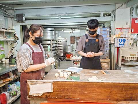万香饼舖前店後厂,糕点、包子每天现做,新鲜看得见。(张耘书拍摄)