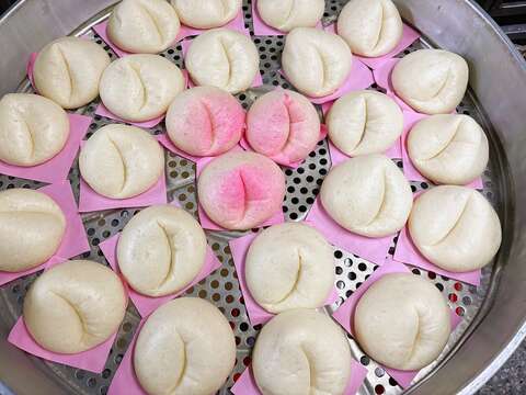 寿桃自早就是热门商品,在特定神明诞辰时还可受理预订素食寿桃。(张耘书拍摄)
