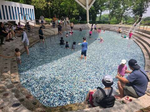 东门城外游香洋开幕式_旺莱公园戏水池配合活动二天开放