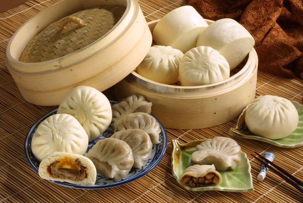 包子白皙饱满,馅料紮实,口感绵密;水晶饺Q弹带嚼劲,内馅爽口不腻。(万川号提供)