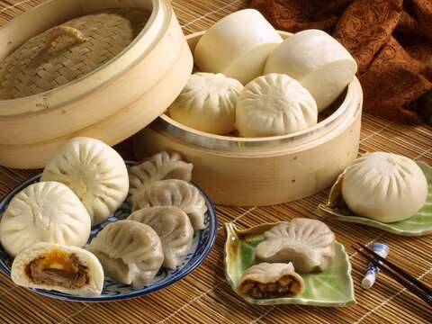 包子白皙饱满,馅料紮实,口感绵密;水晶饺Q弹带嚼劲,内馅爽口不腻。(万川号提供)