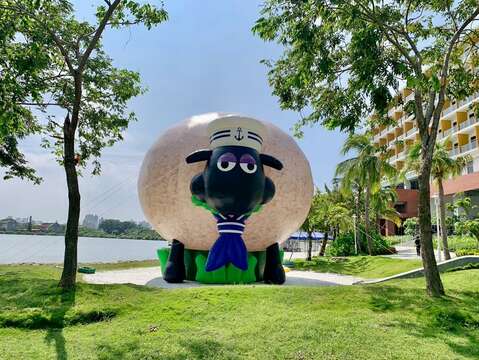 福尔摩沙游艇酒店「巨型雪莉」气偶(台南市政府观光旅游局提供)
