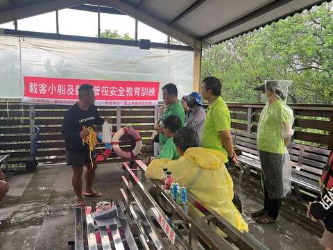 管筏业者教育训练在四草大众庙举办