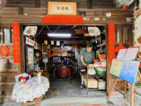 连得堂是崇安街上最显着的地标，老店流露出沉静古雅的风情。（张耘书拍摄）