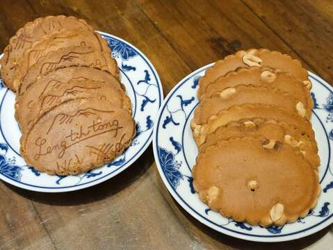 以面粉、鸡蛋、牛奶、奶油、糖制成，不加任何一滴水，连得堂的煎饼香浓醇厚，口感紮实。（张耘书拍摄）