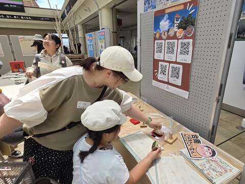 日本民众体验台南纪念章，认识台南旅游资讯。