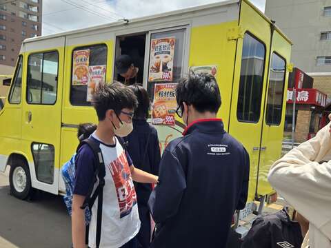 活动现场以「棺材板」等美食元素，展现台南美食文化。