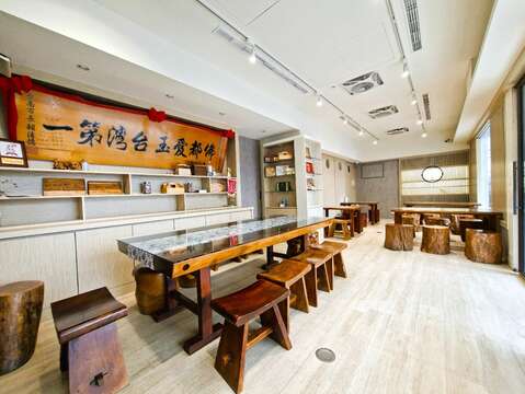 佛都爱玉佳里旗舰店风格简约优雅,曾获选「台南百家好店」、「台南金赞好店」。(张耘书拍摄)