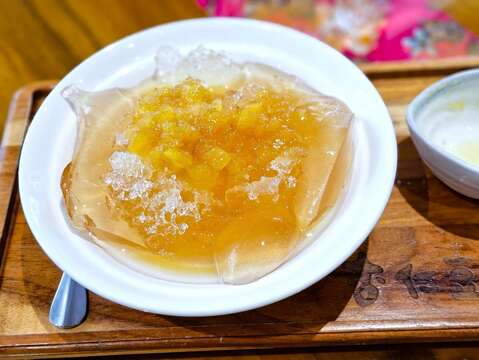关庙凤梨与纯手工搓洗的阿里山爱玉,搭配桂花提香,桂花凤梨爱玉清爽消暑,是台湾在地风味的甜品。(张耘书拍摄)