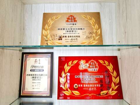 佛都爱玉在网路上拥有极高的知名度,招牌仙草奶冻与鲜果爱玉冻更屡获奖项。(张耘书拍摄)