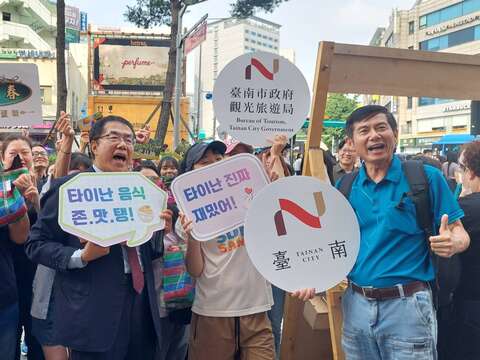 韩国首尔地区台南观光展摊大合照