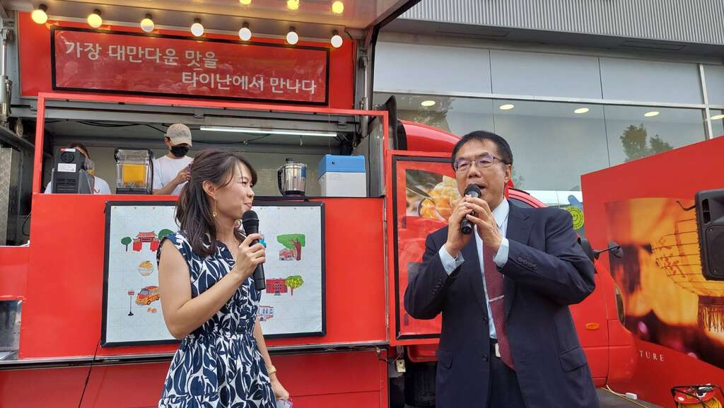 黄伟哲市长向韩国民众介绍台南旅游及芒果