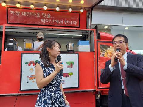 黄伟哲市长向韩国民众介绍台南旅游及芒果