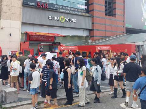 韩国首尔地区台南观光展摊现场活动热闹人潮汹涌