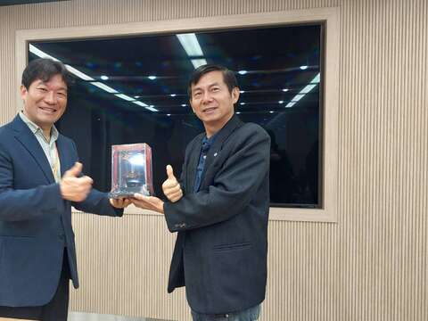 拜会韩国观光公社首尔分社观光推广运营组尹盛煜组长代表受赠台南纪念品