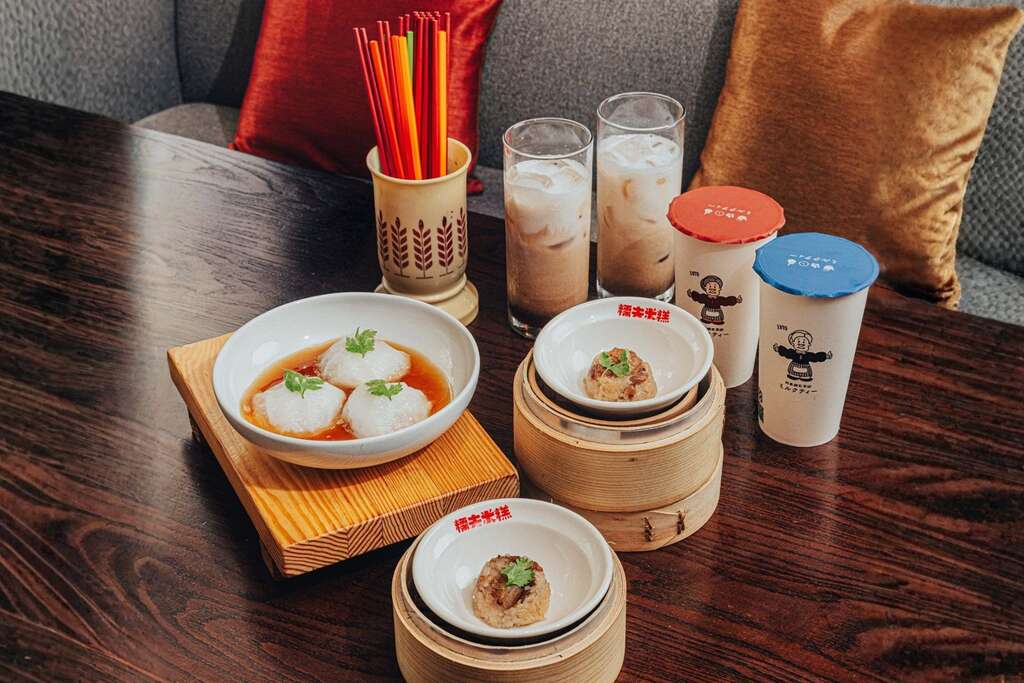 首度携手三大人气名店「糯夫米糕」、网红打卡饮品「阿美嬷红茶奶」与国宴指定暨必比登推荐四连霸主「鲜蒸虾仁肉圆」献上招牌料理。(图_台北君悦酒店提供)