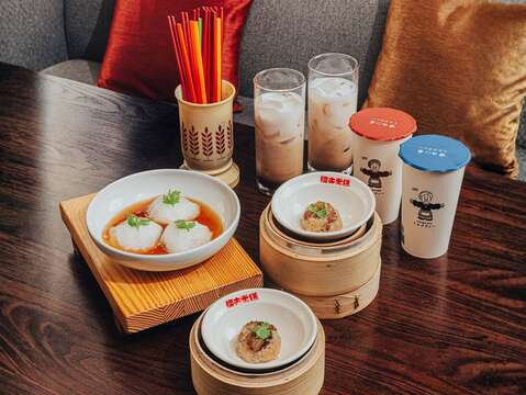首度携手三大人气名店「糯夫米糕」、网红打卡饮品「阿美嬷红茶奶」与国宴指定暨必比登推荐四连霸主「鲜蒸虾仁肉圆」献上招牌料理。(图_台北君悦酒店提供)