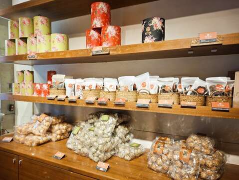 信裕轩主打天然手作茶食与手工荖,从食材到包装设计都充满「台湾味」。(张耘书拍摄)