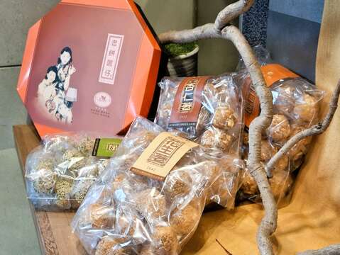 浓厚的怀旧风格,「老饼箧仔」传递人与人之间的情谊与美好,同时也唤起许多人的儿时记忆。(张耘书拍摄)