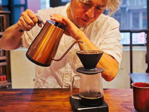 林经尧也是手冲咖啡的高手,希望保留茶食的灵魂,结合咖啡创新介面,让手工荖升级成摩登的台式咖啡甜点。(张耘书拍摄)