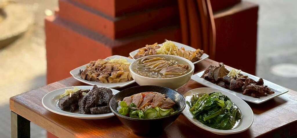 竹记冬菜鸭各式鸭肉料理(睿意建筑总监徐伟泓设计师提供)