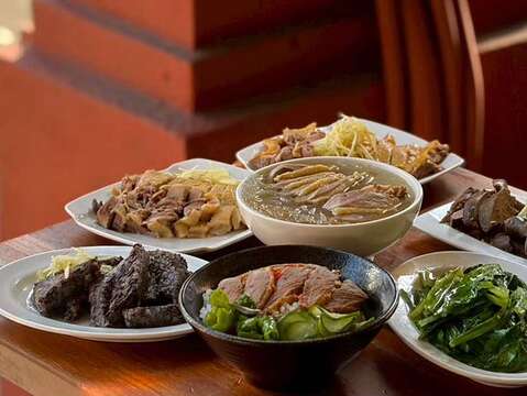 竹记冬菜鸭各式鸭肉料理(睿意建筑总监徐伟泓设计师提供)