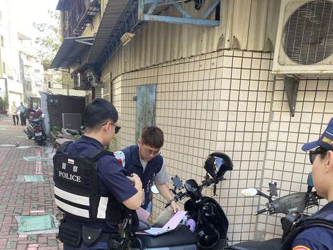 警察现场核对相关文件