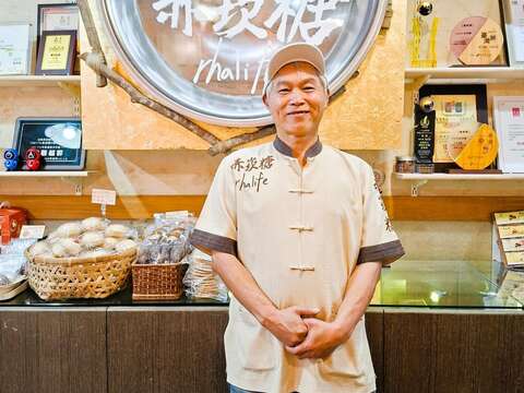 「rhalife赤崁糖」创办人吴易隆传续赤崁糖的炼制技术,并致力推广台湾好糖。(张耘书拍摄)