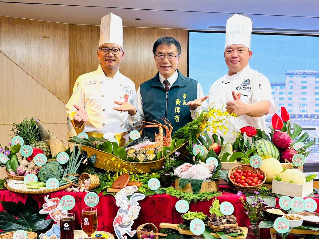 市长、郭育宏总舖师及黄俊博总铺师合照