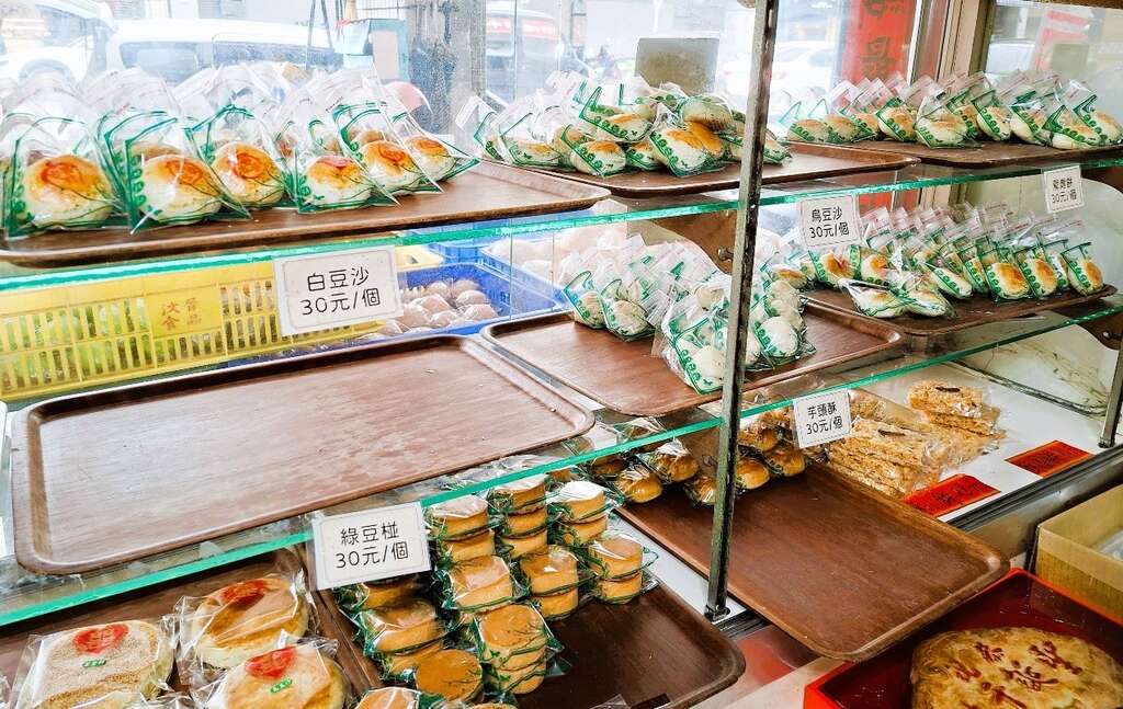 绿豆椪、豆沙饼、鸳鸯饼等古早味汉饼,坚持纯手工制作,都是振来发糕饼舖的招牌。(张耘书拍摄)