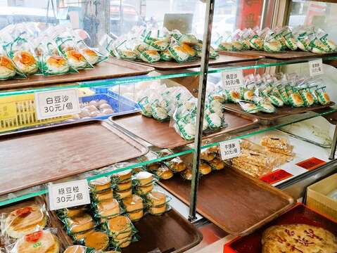 绿豆椪、豆沙饼、鸳鸯饼等古早味汉饼,坚持纯手工制作,都是振来发糕饼舖的招牌。(张耘书拍摄)
