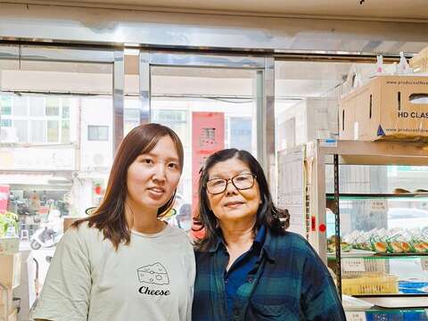 振来发糕饼舖第二代郭秖妘与外甥女王妤绮。(张耘书拍摄)