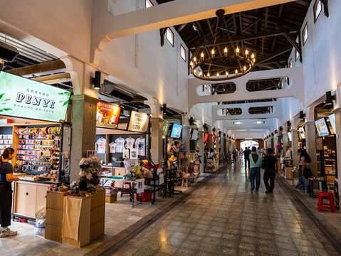 具有地方生活特色的西市场受到不少旅客关注