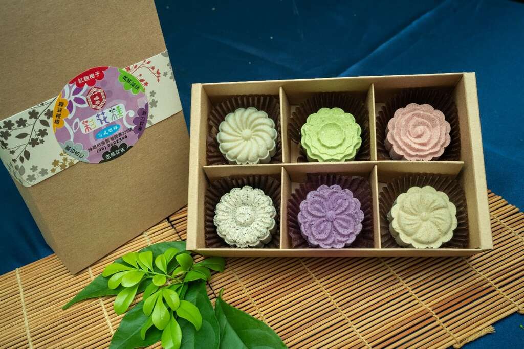 灵感来自凉糕,研发出杏仁豆沙、抹茶红豆、紫薯地瓜、红麴梅子、芝麻花生、绿豆等6种口味的彩花糕,亮眼缤纷,是兼具视觉与味觉的糕点。(一味香饼家提供)
