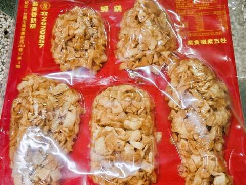 义美珍饼舖极早便研发三牲、五牲面粉酥,独家采用大红硬纸板包装,便於直接端上供桌。(张耘书拍摄)