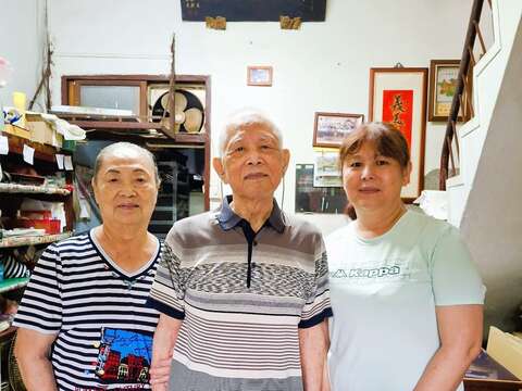 现年86岁的黄义雄与妻子郭纪子(左),以及女儿黄美女(右)。(张耘书拍摄)