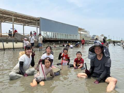2026台南七股海鲜节-民众开心挖文蛤