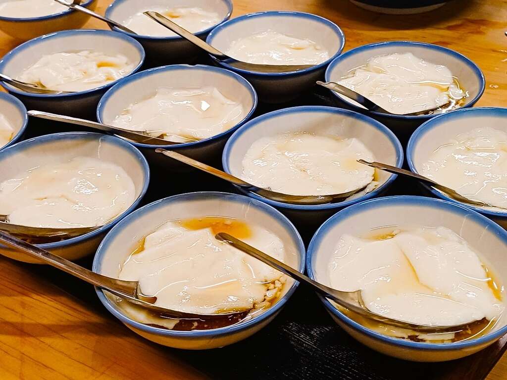 遵循古法制作，豆香浓郁、绵密滑顺，筑馨居的手工豆花每天限量，要吃动作得快。（张耘书拍摄）