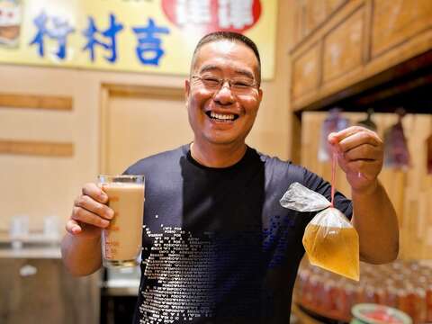 周荣棠开筑馨居豆花店，希望分享真材实料、纯正传统的甜品与冷饮。（张耘书拍摄）