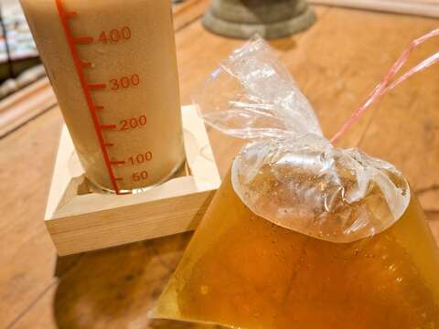 所有品项均一价三十元，价格亲民，品质却丝毫不马虎，红茶牛奶、菊花茶喝得到纯粹自然。（张耘书拍摄）