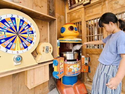芋冰转盘、机器人棉花糖机，来筑馨居豆花店吃豆花、喝凉水还能回味儿时，体验童趣。（张耘书拍摄）