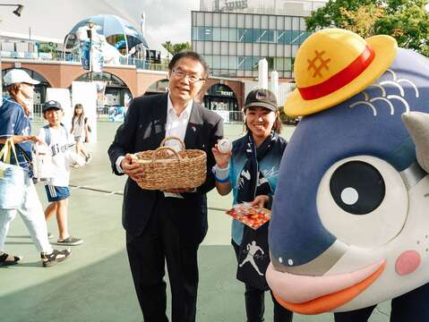 黄伟哲市长与参加台南观光九宫格挑战获签名球得奖球迷及观旅局吉祥物「鱼头君」合影