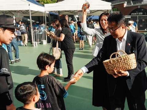 黄伟哲市长亲自向大小球迷发送台南果乾，邀请日本民众品嚐台南好滋味