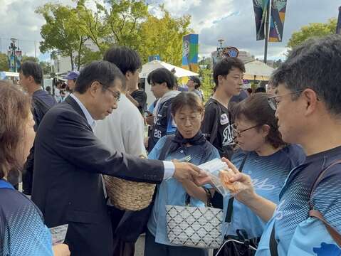 日本球迷聚集领取台南果乾