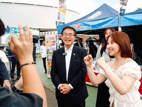 黄伟哲市长与日本自由主播袴田彩会於台南观光摊位前接受拍摄，为「台南观光日」宣传