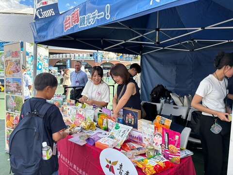 台南观光摊位展示多项特色农产及伴手礼，吸引日本球迷驻足认识台南观光及物产魅力