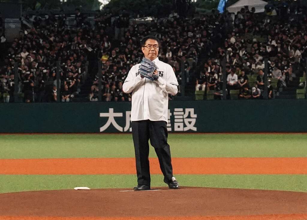 黄伟哲市长站上西武巨蛋投手丘，担任「台南观光日」开球嘉宾，向满场日本球迷行销台