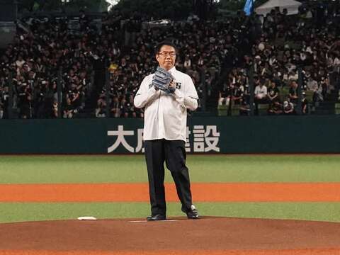 黄伟哲市长站上西武巨蛋投手丘，担任「台南观光日」开球嘉宾，向满场日本球迷行销台